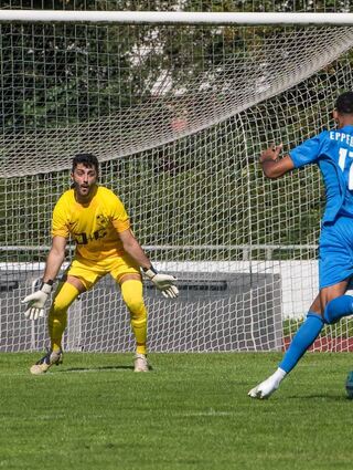Schwetzingens Tormann Burak Polat hat beim frühen 0:1 gegen Yonathan Domingos keine Chance.