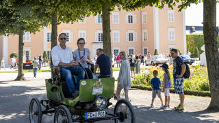 Stefan Mohr und Marlene aus Großenlüder bei Fulda sind hier auf einem mit Wasserdampf betriebenen Vehikel von 1901 (Locomobile) im Schlossgarten unterwegs.