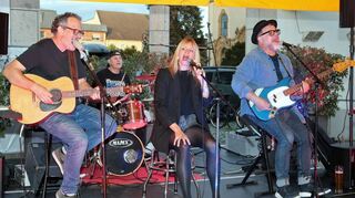 Sebastian Kunz (v. l.), Silvio Groß, Anna Minges und Oliver Rosenberger sorgen als „Amokoustic“ zum Abschluss der Sommerkonzerte für beste Stimmung im Biergarten des Stadthallen-Restaurants Rondeau.