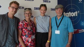Zum „Meet & Greet“ auf der Buga 23 sind Nils Reinhardt (l., Produktion) und Schauspielerin Lisa Bitter (3. v. l.), die die Kommissarin Johanna Stern verkörpert, gekommen: Unseren Schwetzinger Gewinnern Gerlinde und Udo Kuttelwascher gefällt’s.