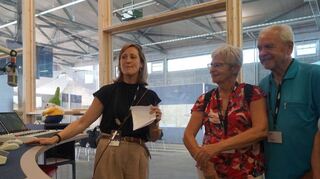Im SWR-Studio auf der Mannheimer Buga : Sandra Walter vom SWR erklärt der Gruppe mit Gerlinde und Udo Kuttelwascher technische Feinheiten.