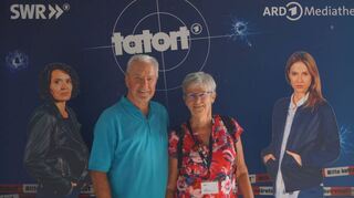 Udo und Gerlinde Kuttelwascher vor dem SWR-Studio auf der Buga 23 – hier sind die Tatort-Ludwigshafen-Kommissarinnen aus Pappmaché.
