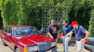 Markus Wemmert aus Schönenberg-Kübelberg bei Kaiserlautern hat wieder ein paar "Schätzchen" mitgebracht, zum Beispiel diesen Mercedes W 123. Das Besondere: Der Wagen, Baujahr 1984, ist so, wie er dasteht, im Originalzustand und hat nur 31 Kilometer auf dem Tacho. Da staunt Kenner Harald Pfinder (r.) aus Stuttgart. Sascha Thormeyer aus dem Freundeskreis von Markus Wemmert zeigt noch das Original Konservierungswachs, was an manchen Stellen des Fahrzeugs sichtbar ist.