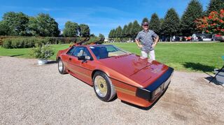 Gestatten: Zweigle, Hansi Zweigle. Aus Esslingen. Vorgefahren in einem Nachbau des Lotus Esprit HC Turbo. Das Original steht im Filmmuseum in Orlando, USA. Roger Moore fuhr es als Agent 007 im James-Bond-Film "In tödlicher Mission" (1981). Witzig: Auch die Ski hat er wie im Film "draufgeschnallt".