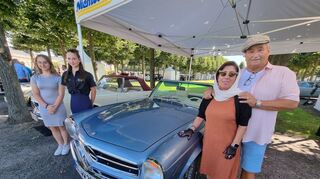 Der Oldtimer-Stammtisch aus Brühl lädt zu einer Zeitreise mit der Mercedes Pagode ein, die ihr 60-Jähriges feiert. Karlheinz Eisner und Gattin Iris (in stilechtem Outfit passend zu den Wagen) freuen sich, dass Enkelin Anna-Sophie (l.) und Valentina vom Partnerbüro Annweiler auch Oldtimer toll finden und bei der Classic-Gala mithelfen.