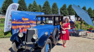 Die Classic-Gala Schwetzingen knüpft auch internationale Bande. Hier macht Torun in Polen Werbung für dortige Oldtimeraktionen. Mitgebracht wurde ein Wagen, der einst zum Fuhrpark des britischen Königshauses gehörte. In einem solchen Auto fuhren einst Königin Elizabeth II. und ihr Philip in die Flitterwochen.