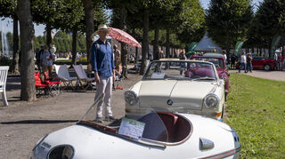 02.09.23 Die 19. Classic-Gala Schwetzingen Internationaler Concours dElegance zieht bei bestem Sommerwetter mit strahlend blauem Himmel Besucher aus nah und fern zum betrachten und bestaunen der zahlreichen Oldtimer aus nah und fern in das schöne Umfeld des Schlossgarten Schwetzingen. Der Brütsch Zwerg Einsitzer von 1955 ist äusserst ungewöhnlich