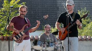 Andreas Dagenbach (Gesang/Bass), Christoph Jung (Schlagzeug) und Tobias Heiler (Gitarre) sorgen für Stimmung.