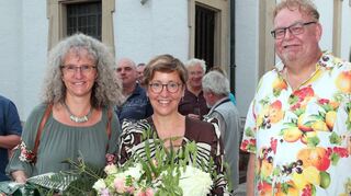 Tanja Löschmann (v. l.), Pfarrerin Katharina Garben und Dr. Ralf Wagner beim Empfang vorm Gemeindehaus.