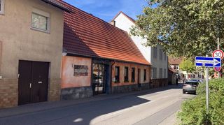 Dieses orangefarbene Haus in der Schwetzinger Straße mit seinen Nebengebäuden in der Karpfengasse soll nach dem Willen einer Immobiliengesellschaft durch Neubautren ersetzt werden – der Gemeinderat hat der Planung bereits zweimal die Zustimmung verweigert. Nun geht es in die dritte Runde.