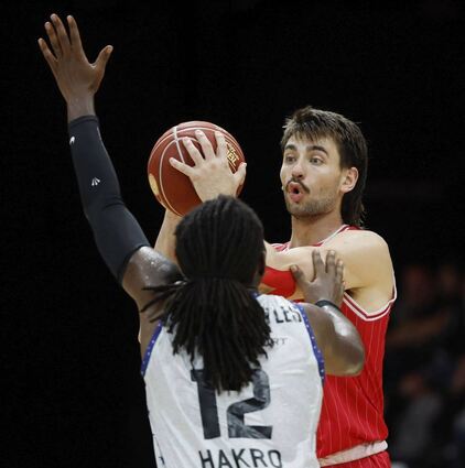 Würzburgs Neuzugang Zachary Seljaas (rechts) im Duell gegen Crailsheims James Murray-Boyles.