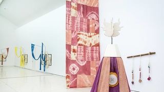 Die multimediale Installation von Eloïse Bonneviot und Anne de Boer führt durch einen Parcours aus miteinander vernetzten Skulpturen.