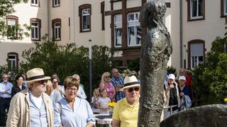 Künstler Thomas Duttenhoefer (v.l.), Bürgermeisterin Monika Kabs und Alt-OB Werner Schineller mit dem Lazarus.