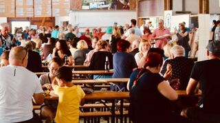 Neben der Terrasse ist auch die Halle während des Reilinger Spring- und Dressurturniers gut gefüllt. Insbe-sondere an der Essensausgabe – im Hintergrund – bilden sich schnell Warteschlangen.
