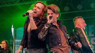Geben Delta Rock ihre Stimme: Antonio Callana (v. l.) und Lydia Sprengard zählen zum Stammpersonal am Mikrofon, ebenso wie Bassist und Bandleader Jens Kreft und Elena Wurth (Backing Vocals, ganz links), hier beim Auftritt beim Hockenheimer Mai 2023 auf dem Marktplatz.