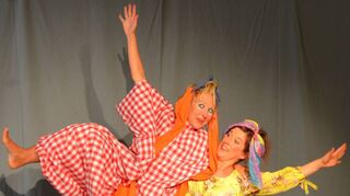 Das Tübinger Gekko Tanztheater mit Lydia Müller (l.) und Isabelle Guidi bringt „Das kleine ,Ich bin ich‘“ besonders bewegt und aktiv auf die Bühne des Gemeindezentrums. Das Duo kommt auf Einladung des Büchereiteams nach Plankstadt.