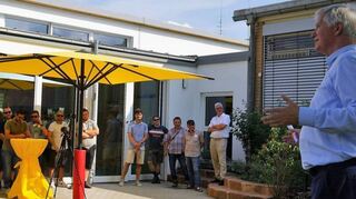 Architekt Jörg Blume (r.) erläutert im Juni bei der Einweihung die Erweiterung des Sonnenschein-Kindergartens. Der Anbau bietet Platz für drei zusätzliche Krippengruppen.