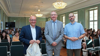 OB Dr. René Pöltl (v. l.), Prorektor Rainer Hock und Kristian Willenbacher vom Studierendenwerk Heidelberg begrüßen die Anfänger im Studienjahr 2023/2024 in der Aula der Hochschule für Rechtspflege in Schwetzingen.