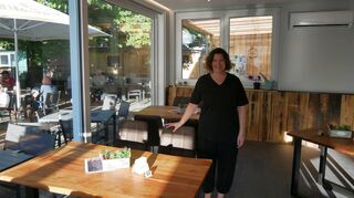 Mandy Benz im neugebauten Wintergarten ihrer „Gaststätte Hundehidd“: Hier können Gäste das moderne Ambiente genießen und haben einen freien Blick auf den schattigen Biergarten und das Trainingsgelände des Hundesportvereins.