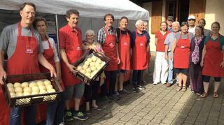 Ein Teil des großen Helferteams des SPD-Ortsvereins: Man ist gerüstet für das Dampfnudelfest.