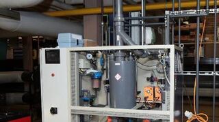 Die Elektrolyseanlage sorgt für korrekten Chlorgehalt im Wasser.