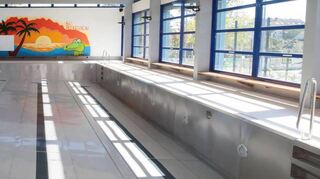 Noch herrscht Leere im Lehrschwimmbecken: Nach der Reinigung werden die rund 5000 Liter Wasser wieder eingelassen für den Unterricht kommende Woche. Die Wandbilder sorgen für Südseeatmosphäre.