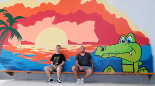 Zufrieden mit der künstlerischen Aufwertung: Sprayer Finn Schuhmann (l.) hat die Graffitis (hier der Sonnenuntergang) auf Initiative von Oliver Schmitz geschaffen.