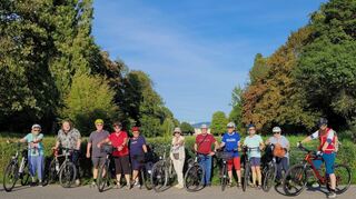 Florian Reck (2. v. l.) und Martin Schuhmacher (5. v. r.) vom ADFC Schwetzingen führte einen kleinen Tross zur Feierabend-Radtour nach Brühl und zurück an. Die neu gegründete Ortsgruppe war zum ersten Mal mit Beratung und Service bei der Eco-Mobil-Gala dabei. Ab Herbst gibt es ein Programm für interessante Ausfahrten in der Region.