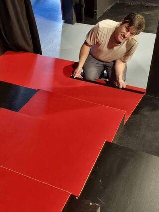 Den Sommer über wurde im Theater am Puls gewerkelt. Der Intendant selbst legt noch an der neuen Treppenverkleidung Hand an: Hier laufen die Besucher sozusagen über einen „roten Teppich“, der gerade noch Beleuchtung erhält.
