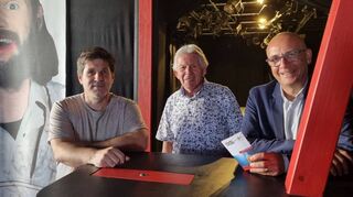 Theaterintendant Joerg Steve Mohr, Freundeskreisvorsitzender Walter Imhof und Oberbürgermeister Dr. René Pöltl stellen das Programm für die neue Spielzeit im Theater am Puls vor.