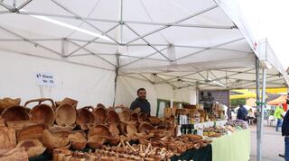 Handwerkszeug für die Küche aus Olivenholz ist ein ganz besonderes Stück Frankreich. Die Schnitzer haben sich diesem Schatz aus Olivenholz verschrieben und wollen durch dieses edle Holz raffinierte Objekte schaffen, die solide und naturnah sind.