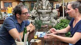 Dr. Andre Baumann im Gespräch mit Viviane Reize. Der Grünen-Landtagsabgeordnete informiert sich bei der Pflegedienstleiterin über den aktuellen Stand in der Pflege sowie über Wünsche und Anregungen zur Verbesserung der Situation von Mitarbeitern und Patienten.