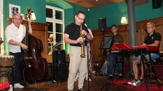 Hans Greb (v.l.), Thomas „Tommy“ Engelhart, Nyng Kothe und Wolfgang van Göns bei der Jam-Session im „Grünen Baum“.