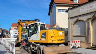 Die Bauarbeiten in der Schwetzinger Straße sind bis in den Bereich vor dem Rathaus vorgerückt. Der vierte Bauabschnitt macht eine geänderte Verkehrsführung und eine Verlegung der Haltestelle des Bürgerbusses notwendig.
