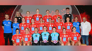 Das Bären-Team der neuen Saison: Geschäftsstellenleiterin Tine Waldmann (hinten v. l.), Rebecca Engelhardt, Lena Stitzel, Viviane Schranz, Svenja Mann, Technischer leiter Manuel Koob; Physio Askold Eberhardt (Mitte v. l.), Co-Trainerin Esther Herrmann, Ina Scheffler, Nell Gotta, Gianina Bianco, Mireia Torras Parera, Katja Hinzmann, Lea Marmodee, Trainerin Franziska Steil, Greschäftsfüh rerArmin Wagner sowie Janneke Geigle (vorne v. l.), Amelie Möllmann, Katrin Rüttinger, Johanna Wiethoff, Katarina Longo, Katharina Hufschmidt, Sara Goudarzi.