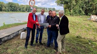 In der Nähe der Leimbachbrücke erläutern Bürgermeister Dr. Ralf Göck (l.) und Ordnungsamtsleiter Jochen Ungerer (2. v. r.) den Gästen (v. l.), dem Edingen-Neckarhausener Bürgermeister Florian König und dessen Bauamtsleiter Dominik Eberle sowie dem Schwetzinger Bürgermeister Matthias Steffan die Baustelleneinrichtung und -umleitung.