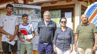 Bei der Siegerehrung: Alexandros Araouzos (v. l.), Darius Balan, Organisator Peter Kollruss, Oberschiedsrichterin Ina Koester und Vorsitzender Roland Wahl.