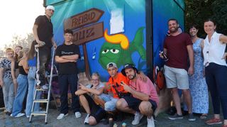 Freuen sich über die Graffiti-Aktion: Stellvertretende Bauamtsleiterin Petra Brandenburger (v. l.), Azubi Annika Bruhn, Erik Wohlatz (M.), Graffiti-Künstler Florian Feigenbutz (4. v. r.), Esther Gensrich (v. r.), Referentin Sponsoring bei MVV, sowie von der Gemeinde Sandra Alber, stellvertretende Hauptamtsleiterin, und David Fitterling.