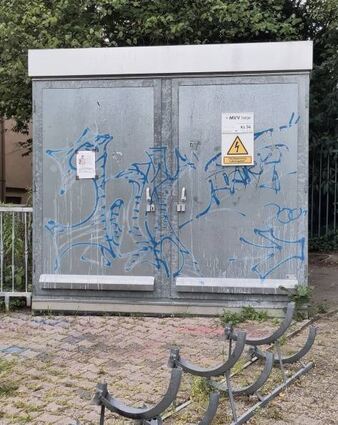 Wirklich schön ist anders: Das Trafohaus vor der Graffiti-Aktion.