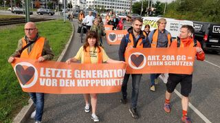 Mitglieder des Klimaschutzbündnisses Letzte Generation bei Protestmarsch. Dass Engagement ist in der Bevölkerung hoch umstritten.