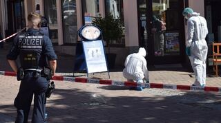 Spurensicherung auf der Hauptstraße in Wiesloch nachdem eine Frau niedergestochen worden ist.