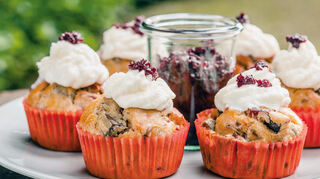 Süße Versuchung? Keineswegs. Diese Cupcakes sind herzhaft. Sie haben Pilzwürfel intus und wurden mit einer Frischkäsecreme sowie Rotweinzwiebeln getoppt.