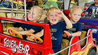 Das Backfischfest ist wichtig – es fördert ganz offensichtlich den Ketscher Feuerwehr-männer-Nachwuchs: Jonas (v. l.), Eric, Bastian und Niklas.