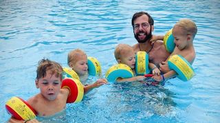 Das Wellenbecken im Freibad haben hier Eric, Jonas, Niklas, Papa Andreas und Bastian nach einem Regenguss quasi für sich alleine.