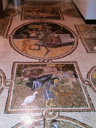 Die Mosaiken auf dem Küchenboden zeigen die Geschichte des Ehepaars Philemon und Baucis, bei dem Göttervater Zeus und sein Sohn Hermes einkehren.