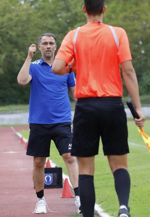 Der Brühler Trainer Andrea Backmann – hier im intensiven Gespräch mit dem Linienrichter – ist am Wochenende im Kellerduell gefordert.