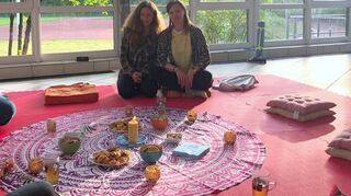 Gemütlich: So stellt sich eine Szenerie bei den Treffen mit Marion Güttler (l.) und Kristina Semmler dar.