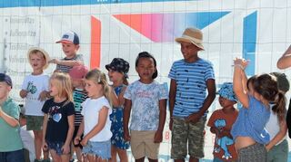 Auftritt der Kinder vom „Haus der kleinen Hasen“: mit Leiterin Lisa Laag (l.) und Erzieherin Jasmin Walter singen sie für die Gäste.