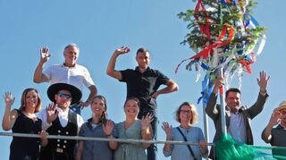Ein Gruß von oben beim Richtfest des Rewe-Markts in der Hauptstraße, der durch die KWG erweitert wird: Christian Bickle (v. l.), Jana Neise, Ralf Marquetant, Nicole Trautwein, Particia Faber, Tanja Geberth, Bürgermeister Stefan Weisbrod, Dr. Stefan Reschke, Manfred Hering, Simon Schell und Peter Kneis scharen sich um das geschmückte Bäumchen. Silvio Mikolasch und Martin Watzka stehen in der zweiten Reihe.
