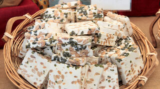 Nur eine von zahlreichen Leckereien aus dem Nachbarland, die von Händler am Wochenende in Hockenheim feilgeboten werden: Nougat mit Pistazien.